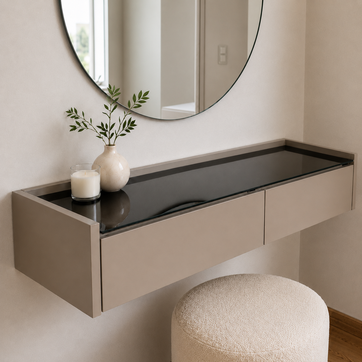 Console coiffeuse murale ÉCLIPSE taupe avec miroir rond, plateau en verre fumé et pouf bouclé Dar Al Azizi.