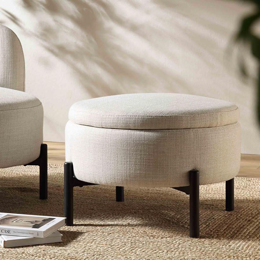 Pouf coffre beige avec rangement intégré et pieds noirs – Dar Al Azizi