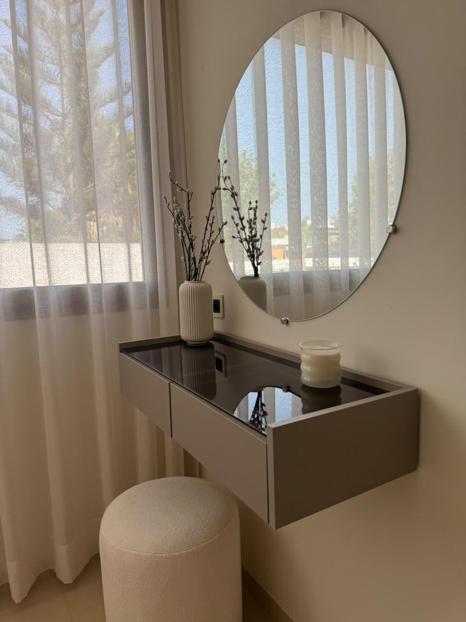 Ensemble ÉCLIPSE SIGNATURE avec console coiffeuse murale, miroir rond, deux tables de chevet et pouf bouclé offert.